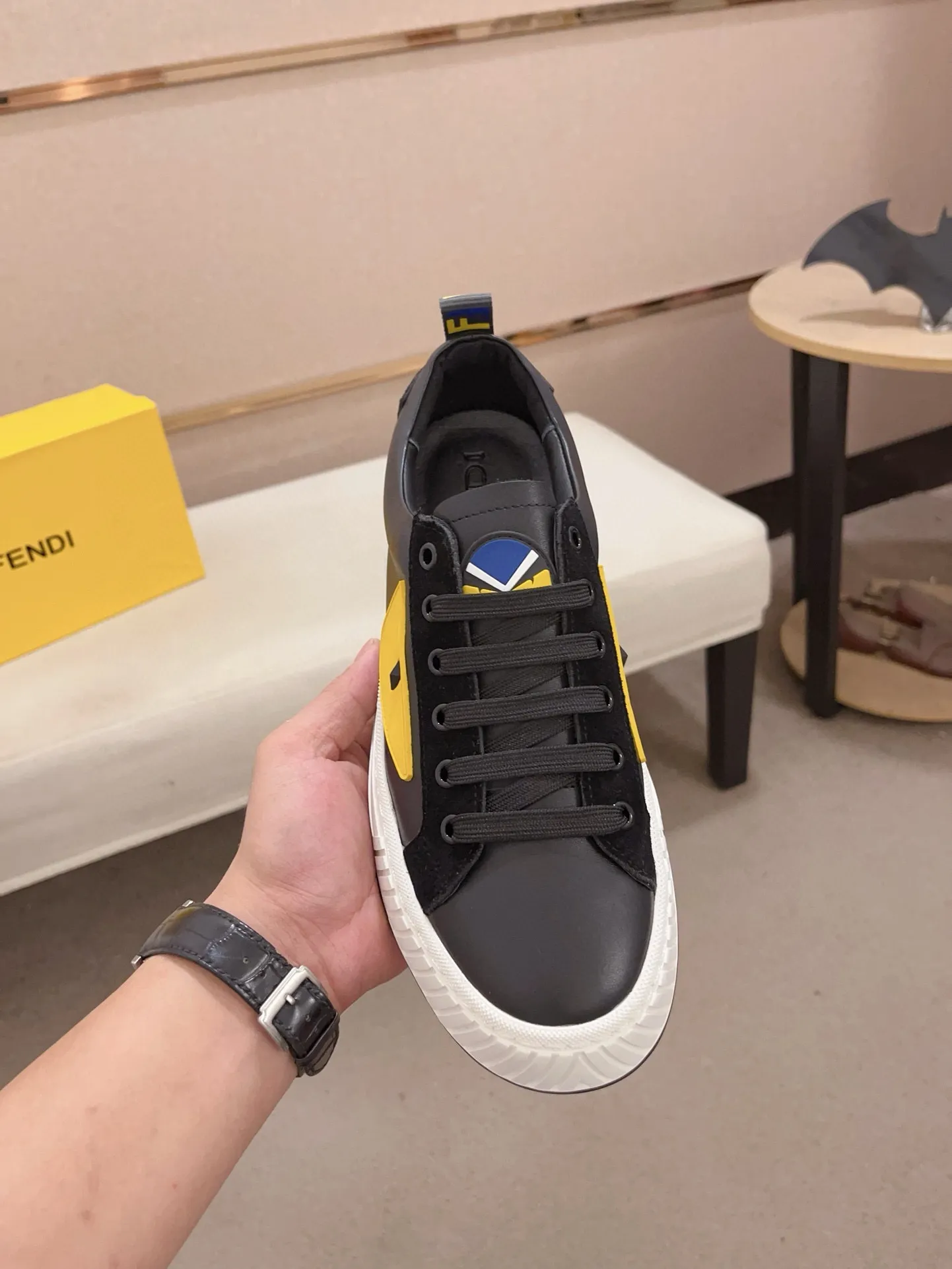 Men's shoes💰: 400💰[Fendi] Fendi's latest casual shoes for men! Available at counters simultaneously! A one-to-one replica of the original. All imported official website one-to-one cowhide fabric. The interior is made of top-grade sheepskin, and the original factory-supplied rubber outsole is used. Leading new fashion concepts. Matching code: 38-44. (can be customized for 45 non-refundable)